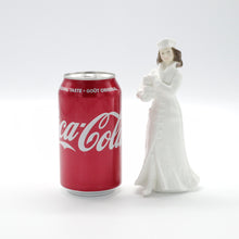 将图片加载到图库查看器,HN4084 Noel - Special Edition - Porcelain Figurine by Royal Doulton, circa 2000 (Item# P-2504)-Timeless Gallery