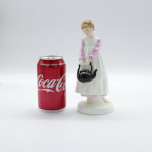 将图片加载到图库查看器,HN3021 Polly Put The Kettle On - Vintage Porcelain Figurine by Royal Doulton, circa 1984 (Item# P-5522)-Timeless Gallery