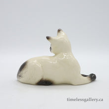 Load image into Gallery viewer, #1558 Siamese Cat - Vintage Porcelain Figurine by Royal Doulton, before 1990 (Item# P-4352)-Timeless Gallery