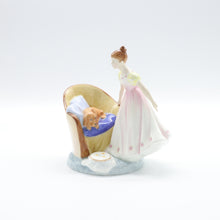 将图片加载到图库查看器,HN2871 Beat You To It - Vintage Porcelain Figurine by Royal Doulton, circa 1980 (Item# P-7636)-Timeless Gallery
