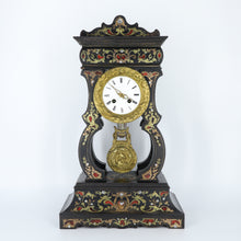 将图片加载到图库查看器,Antique Embossed Pillar Clock