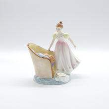 将图片加载到图库查看器,HN2871 Beat You To It - Vintage Porcelain Figurine by Royal Doulton, circa 1980 (Item# P-7636)-Timeless Gallery