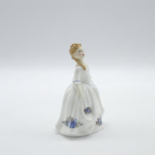 将图片加载到图库查看器,HN3482 Old Country Roses - Vintage Porcelain Figurine by Royal Doulton, circa 1994 (Item# P-6553)-Timeless Gallery