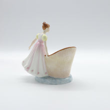 将图片加载到图库查看器,HN2871 Beat You To It - Vintage Porcelain Figurine by Royal Doulton, circa 1980 (Item# P-7636)-Timeless Gallery