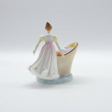 将图片加载到图库查看器,HN2871 Beat You To It - Vintage Porcelain Figurine by Royal Doulton, circa 1980 (Item# P-7636)-Timeless Gallery