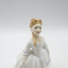 将图片加载到图库查看器,HN3482 Old Country Roses - Vintage Porcelain Figurine by Royal Doulton, circa 1994 (Item# P-6553)-Timeless Gallery