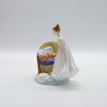 将图片加载到图库查看器,HN2871 Beat You To It - Vintage Porcelain Figurine by Royal Doulton, circa 1980 (Item# P-7636)-Timeless Gallery