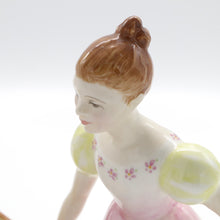 将图片加载到图库查看器,HN2871 Beat You To It - Vintage Porcelain Figurine by Royal Doulton, circa 1980 (Item# P-7636)-Timeless Gallery