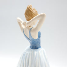 将图片加载到图库查看器,HN4329 Finishing Touch - Porcelain Figurine by Royal Doulton, dated 2004 (Item# P-9118)-Timeless Gallery