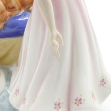 将图片加载到图库查看器,HN2871 Beat You To It - Vintage Porcelain Figurine by Royal Doulton, circa 1980 (Item# P-7636)-Timeless Gallery