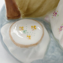 将图片加载到图库查看器,HN2871 Beat You To It - Vintage Porcelain Figurine by Royal Doulton, circa 1980 (Item# P-7636)-Timeless Gallery
