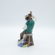 将图片加载到图库查看器,HN2253 Puppetmaker - Vintage Porcelain Figurine by Royal Doulton, circa 1965 (Item# P-7901)-Timeless Gallery