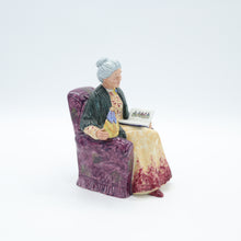 将图片加载到图库查看器,HN2942 Prized Possession - Signed - Vintage Porcelain Figurine by Royal Doulton, dated 1982 (Item# P-3832)-Timeless Gallery