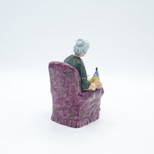 将图片加载到图库查看器,HN2942 Prized Possession - Signed - Vintage Porcelain Figurine by Royal Doulton, dated 1982 (Item# P-3832)-Timeless Gallery