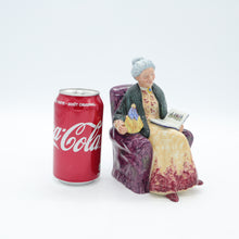 将图片加载到图库查看器,HN2942 Prized Possession - Signed - Vintage Porcelain Figurine by Royal Doulton, dated 1982 (Item# P-3832)-Timeless Gallery