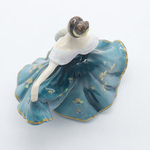 将图片加载到图库查看器,HN3247 Elaine - Signature Edition - Vintage Porcelain Figurine by Royal Doulton, circa 1990 (Item# P-9619)-Timeless Gallery