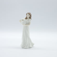 将图片加载到图库查看器,HN3493 Christmas Parcels - Vintage Porcelain Figurine by Royal Doulton, circa 1995 (Item# P-8468)-Timeless Gallery