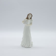 将图片加载到图库查看器,HN3493 Christmas Parcels - Vintage Porcelain Figurine by Royal Doulton, circa 1995 (Item# P-8468)-Timeless Gallery