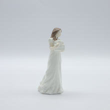 将图片加载到图库查看器,HN3493 Christmas Parcels - Vintage Porcelain Figurine by Royal Doulton, circa 1995 (Item# P-8468)-Timeless Gallery