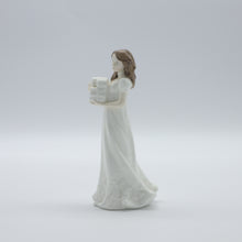 将图片加载到图库查看器,HN3493 Christmas Parcels - Vintage Porcelain Figurine by Royal Doulton, circa 1995 (Item# P-8468)-Timeless Gallery