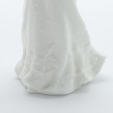 将图片加载到图库查看器,HN3493 Christmas Parcels - Vintage Porcelain Figurine by Royal Doulton, circa 1995 (Item# P-8468)-Timeless Gallery