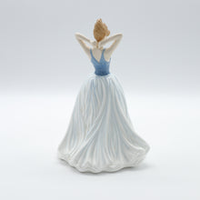 将图片加载到图库查看器，HN4329 Finishing Touch - Porcelain Figurine by Royal Doulton, dated 2004 (Item# P-9118)-Timeless Gallery
