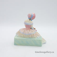 将图片加载到图库查看器，HN1732 Daydreams - Vintage Porcelain Figurine by Royal Doulton, circa 1940 (Item# P-6249)-Timeless Gallery
