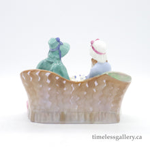 将图片加载到图库查看器，HN1747 Afternoon Tea - Popular - Vintage Porcelain Figurine by Royal Doulton, circa 1970 (Item# P-7524)-Timeless Gallery
