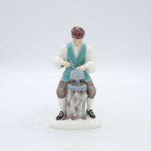 将图片加载到图库查看器，HN2208 Silversmith of Williamsburg - Vintage Porcelain Figurine by Royal Doulton, circa 1970 (Item# P-7665)-Timeless Gallery
