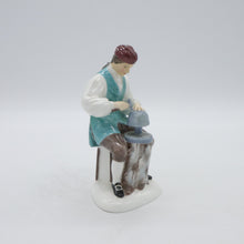 将图片加载到图库查看器，HN2208 Silversmith of Williamsburg - Vintage Porcelain Figurine by Royal Doulton, circa 1970 (Item# P-7665)-Timeless Gallery
