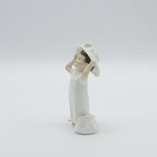 将图片加载到图库查看器，HN2224 Make Believe - Vintage Porcelain Figurine by Royal Doulton, circa 1985 (Item# P-9097)-Timeless Gallery
