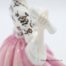 将图片加载到图库查看器，HN2266 Ballad Seller - Vintage Porcelain Figurine by Royal Doulton, circa 1970 (Item# P-6430)-Timeless Gallery
