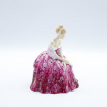 将图片加载到图库查看器，HN2471 Victoria - Popular - Vintage Porcelain Figurine by Royal Doulton, circa 1975 (Item# P-1726)-Timeless Gallery
