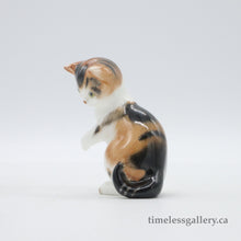 将图片加载到图库查看器，HN2582 Character Kitten On Hind Legs - Vintage Porcelain Figurine by Royal Doulton, circa 1960 (Item# P-5312)-Timeless Gallery
