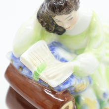 将图片加载到图库查看器，HN2810 Solitude - Vintage Porcelain Figurine by Royal Doulton, circa 1980 (Item# P-7965)-Timeless Gallery
