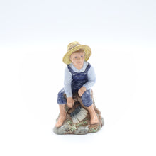 将图片加载到图库查看器，HN2926 Tom Sawyer - Vintage Porcelain Figurine by Royal Doulton, circa 1985 (Item# P-9000)-Timeless Gallery
