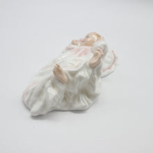 将图片加载到图库查看器，HN3712 New Baby - Vintage Porcelain Figurine by Royal Doulton, circa 2000 (Item# P-1993)-Timeless Gallery
