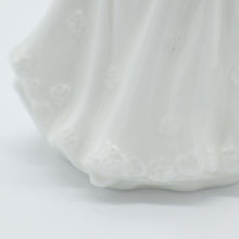 将图片加载到图库查看器，HN4117 Melody - Vintage Porcelain Figurine by Royal Doulton, dated 1999 (Item# P-4915)-Timeless Gallery
