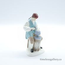 Load image into Gallery viewer, HN2208 Silversmith of Williamsburg - Vintage Porcelain Figurine by Royal Doulton, circa 1970 (Item# P-1115)-Timeless Gallery
